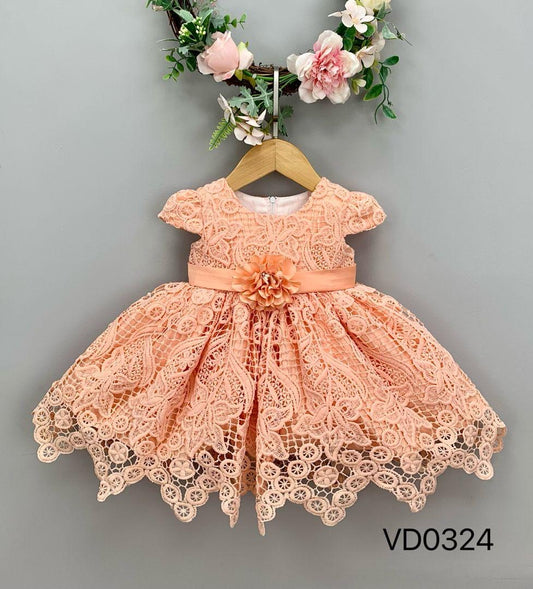 Robe brodée pour bébé - Élégance et douceur (6 mois à 2 ans)